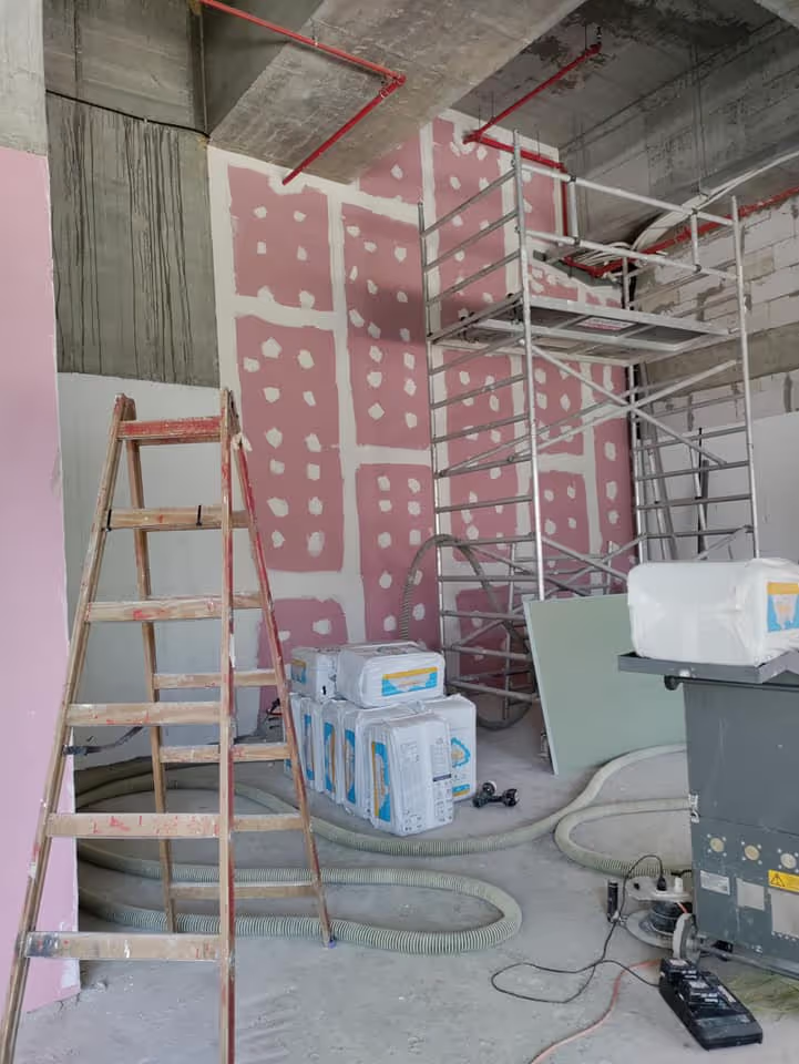 קיר אקוסטי בניין משרדים בגבעתיים